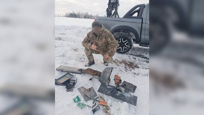 Боєць із залишками збитого ударного дрона "Шахед" на Чернігівщині