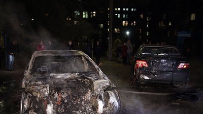 Дніпровські рятувальники у центрі міста загасили три палаючі автомобілі Дніпровські рятувальники у центрі міста загасили три палаючі автомобілі