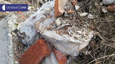 Це не наше: покинуті отрутохімікати у Сумах залишаються просто неба два десятиліття Це не наше: покинуті отрутохімікати у Сумах залишаються просто неба два десятиліття