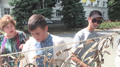 У Херсоні волонтери разом зі школярами плетуть маскувальні сітки для військових У Херсоні волонтери разом зі школярами плетуть маскувальні сітки для військових