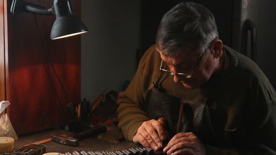 "Шкірі не зраджував все життя". Як майстер з Косова Іван Фіцич виготовляє мисливське спорядження