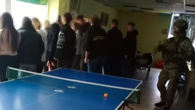 У Дніпрі припинили злочинну діяльність мережі кол-центрів, де працювали понад сто людей