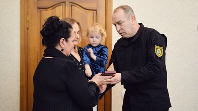 Родинам загиблих правоохоронців вручили їхні посмертні нагороди Родинам загиблих правоохоронців вручили їхні посмертні нагороди