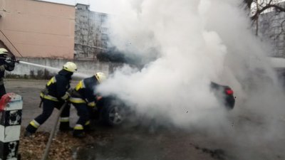 У Дніпрі чоловік отримав опіки намагаючись загасити власний автомобіль