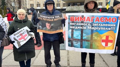 "Не мовчи — полон вбиває": у Житомирі відбулася акція на підтримку військовополонених "Не мовчи — полон вбиває": у Житомирі відбулася акція на підтримку військовополонених