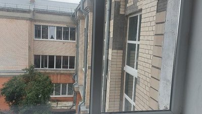 Вигляд з вікна на одну зі шкіл Хмельницької громади, що зазнала найбільших руйнувань вибуховою хвилею після обстрілів армією РФ, серпень 2023. Фото: Суспільне Хмельницький Вигляд з вікна на одну зі шкіл Хмельницької громади, що зазнала найбільших руйнувань вибуховою хвилею після обстрілів армією РФ, серпень 2023. Фото: Суспільне Хмельницький
