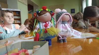 Створювали ляльки-обереги. У Дніпрі провели безкоштовний майстер-клас для переселенців