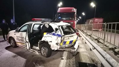 На Рівненщині легковик врізався у вантажівку та патрульну машину. Є травмовані На Рівненщині легковик врізався у вантажівку та патрульну машину. Є травмовані