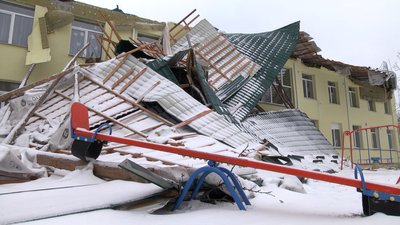 Дах у дитсадку в Сосниці, який зірвало під час негоди, укладали з порушеннями, — експерт Дах у дитсадку в Сосниці, який зірвало під час негоди, укладали з порушеннями, — експерт