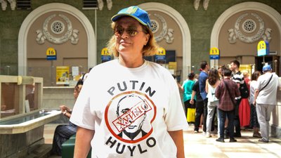 В Одесі люди вишикувалися у черги за новою маркою Укрпошти "Мрія". ФОТО. ВІДЕО В Одесі люди вишикувалися у черги за новою маркою Укрпошти "Мрія". ФОТО. ВІДЕО
