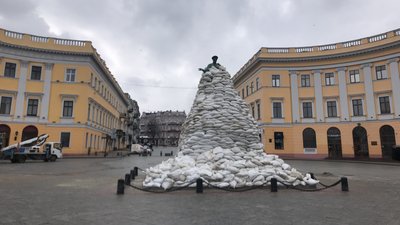 Пам’ятник Дюку в Одесі обклали тисячею мішків з піском. ФОТО