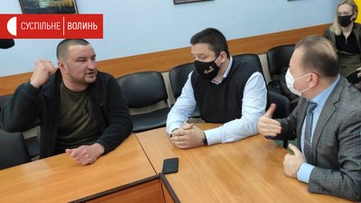 Не дійшли згоди. Хто говорив у міськраді з мітингувальниками