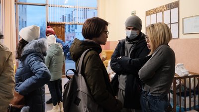 Зносять ліжка у спортзал та сортують речі. Волонтери у Чернівцях допомагають людям з інших регіонів