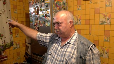 Родина захисника України самотужки відновлює обстріляну росіянами квартиру у Харкові Родина захисника України самотужки відновлює обстріляну росіянами квартиру у Харкові
