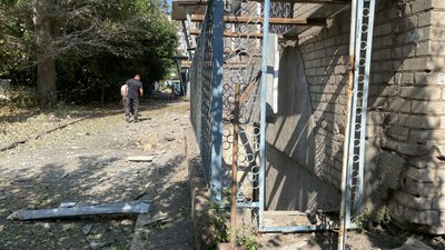 "Вибиті 18 вікон, розбиті двоє дверей, є пошкодження на подвір’ї": очевидці про обстріл дитячого садка у Херсоні "Вибиті 18 вікон, розбиті двоє дверей, є пошкодження на подвір’ї": очевидці про обстріл дитячого садка у Херсоні