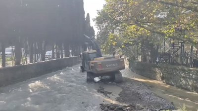 У Ялті знову підтоплює пішохідний перехід після злив: окупанти розчищають русло річки