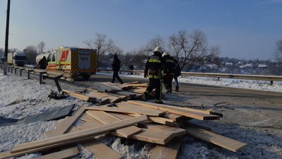 На Харківщині зіткнулися дві вантажівки: одну знесло з дороги
