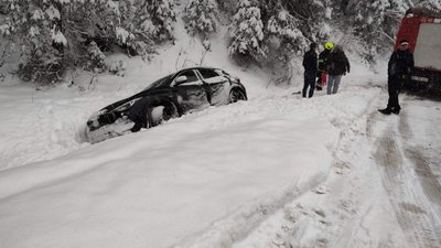 Снігопад на Івано-Франківщині: надзвичайники визволили зі снігових заметів п'ять автомобілів