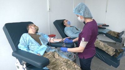 До Міжнародного дня медичної сестри прикарпатські військовослужбовці здають кров