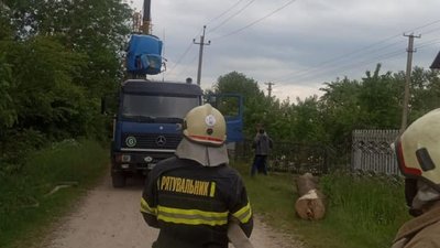 На Тернопільщині вантажівка провалилася на мосту