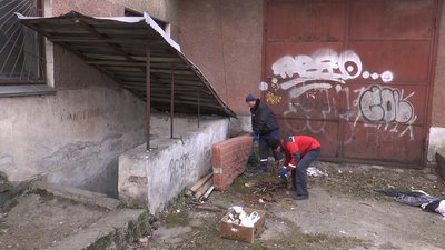 У Франківську комунальне підприємство безкоштовно вивозить сміття із підвалів будинків У Франківську комунальне підприємство безкоштовно вивозить сміття із підвалів будинків
