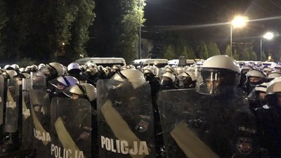 У Польщі поліція сльозогінним газом розігнала протести проти заборони абортів