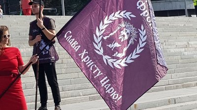 Противники KharkivPride обвішали плакатами намет "Все для перемоги" Противники KharkivPride обвішали плакатами намет "Все для перемоги"