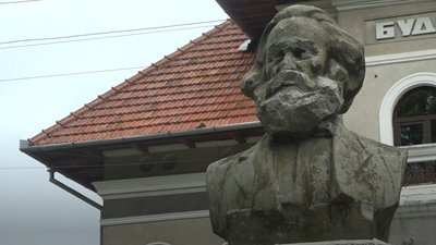 Погруддя Карлу Марксу біля Хотинського будинку культури Погруддя Карлу Марксу біля Хотинського будинку культури