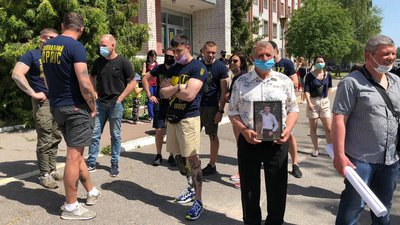 В очікуванні Зеленського: біля обласної станції «швидкої» у Чернігові три мітинги В очікуванні Зеленського: біля обласної станції «швидкої» у Чернігові три мітинги