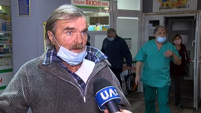 "Виштовхали з автобуса". Сумчанин потрапив в лікарню зі складним переломом руки