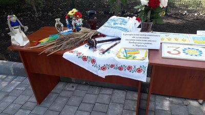 Учасники танцювали, співали та показували свої власноруч створені вироби Учасники танцювали, співали та показували свої власноруч створені вироби