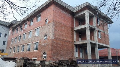 Майже 753 тисячі збитків при будівництві лікарні: на Закарпатті судитимуть посадовця