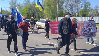 "Менше працювати, більше заробляти", "Підвищуйте зарплати, а не тарифи", — мітинг у Кривому Розі "Менше працювати, більше заробляти", "Підвищуйте зарплати, а не тарифи", — мітинг у Кривому Розі