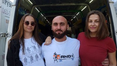 Волонтери з Одещини привезли у Миколаїв гуманітарну допомогу переселенцям Волонтери з Одещини привезли у Миколаїв гуманітарну допомогу переселенцям