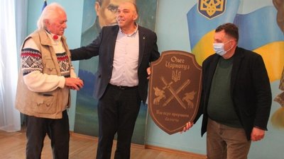 На Вінниччині з нагоди 85-річчя сатирика Олега Чорногуза висадили яблуневу алею На Вінниччині з нагоди 85-річчя сатирика Олега Чорногуза висадили яблуневу алею