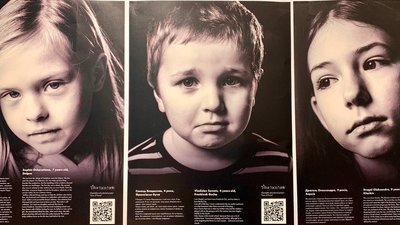 36 історій дітей-переселенців у світлинах. У Франківську презентували фотовиставку "Очі миру"