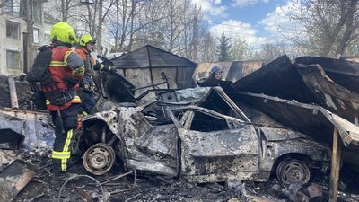 Рятувальники загасили пожежу у Харкові після обстрілу, 7 квітня 2024 року Рятувальники загасили пожежу у Харкові після обстрілу, 7 квітня 2024 року