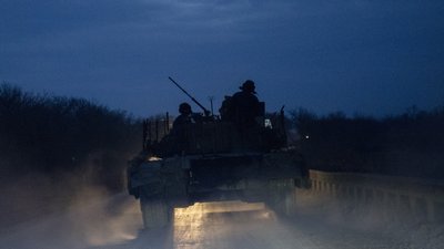Український військовий танк їде по дорозі в Очеретиному, що поблизу Авдіївки