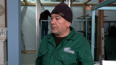 Штукатурять, монтують електропроводку: у Чернігові людей, чиє житло постраждало, вчать будівельній справі Штукатурять, монтують електропроводку: у Чернігові людей, чиє житло постраждало, вчать будівельній справі