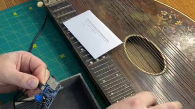 У музеї на Тернопільщині відновлюють цитру Євгена Купчинського У музеї на Тернопільщині відновлюють цитру Євгена Купчинського