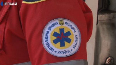 Черкаські працівники швидкої забезпечені спецкостюмами ще на місяць Черкаські працівники швидкої забезпечені спецкостюмами ще на місяць