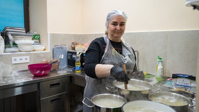 Годують переселенців: у Дніпрі стартував проєкт "Благодійна кухня" Годують переселенців: у Дніпрі стартував проєкт "Благодійна кухня"