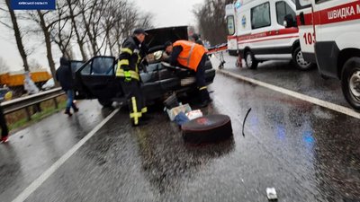 На автодорозі "Київ – Ковель" зіштовхнулися вантажівка та легкових, є загиблі На автодорозі "Київ – Ковель" зіштовхнулися вантажівка та легкових, є загиблі