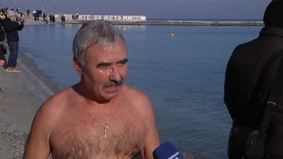 Водохреще в Одесі: містяни занурювалися у море за температури +4 Водохреще в Одесі: містяни занурювалися у море за температури +4