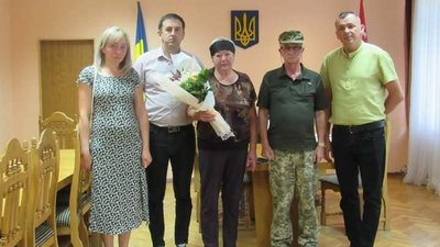 Відзнаку "Сталевий Хрест" вручили родині бійця Віталія Cтепанюка Відзнаку "Сталевий Хрест" вручили родині бійця Віталія Cтепанюка