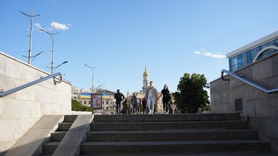 вхід в метро на майдані конституції