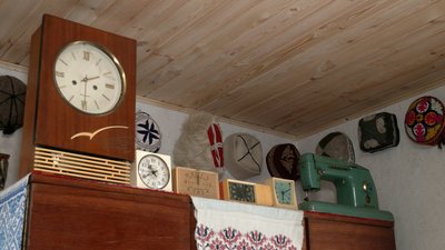 Ліжко та дерев'яні стільці ХХ століття, вишиті рушники: як чернігівець перетворює сторічний будинок у музей Ліжко та дерев'яні стільці ХХ століття, вишиті рушники: як чернігівець перетворює сторічний будинок у музей