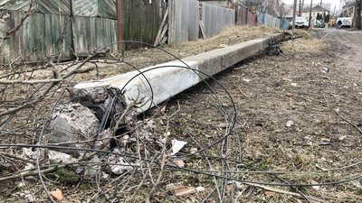 Удар по Чугуєву: місцеві жителі усувають наслідки ракетних ударів. Фоторепортаж Удар по Чугуєву: місцеві жителі усувають наслідки ракетних ударів. Фоторепортаж