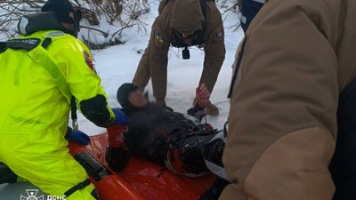 Рятувальники витягли чоловіка, який провалився під лід у Києві