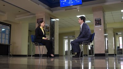 Директор обласного центру зайнятості Микола Городецький та кореспондентка Тетяна Панченко Директор обласного центру зайнятості Микола Городецький та кореспондентка Тетяна Панченко